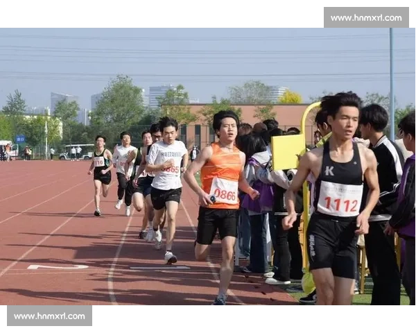 激情四溢的接力赛跑场上我们奋力拼搏勇往直前为集体荣誉而战